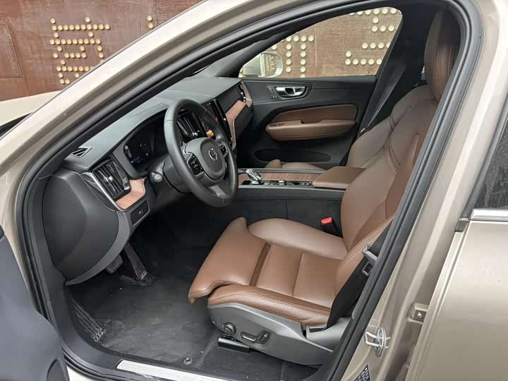 Volvo XC60 2025 B 5 4 WD — фото 5