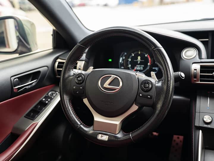 Lexus IS 2015 200t F SPORT — фото 11