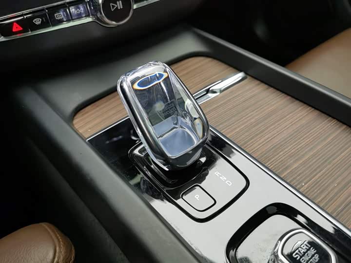 Volvo XC60 2022 B 5 4 WD — фото 13