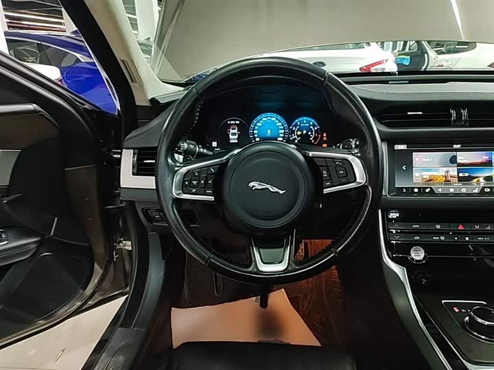 Jaguar XFL 2018 XFL 2.0 T 250 PS — фото 11