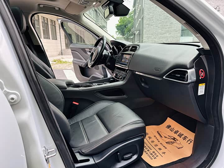 Jaguar F-PACE 2018 2.0 T 2 WD — фото 15