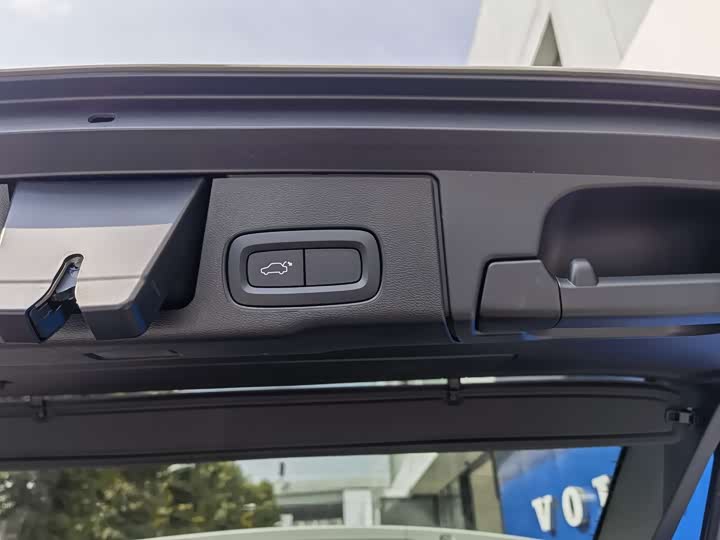 Volvo XC60 2024 B 5 4 WD — фото 8