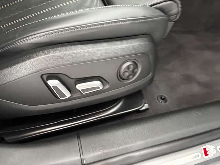 Audi A4L 2024 40 TFSI quattro RS — фото 27
