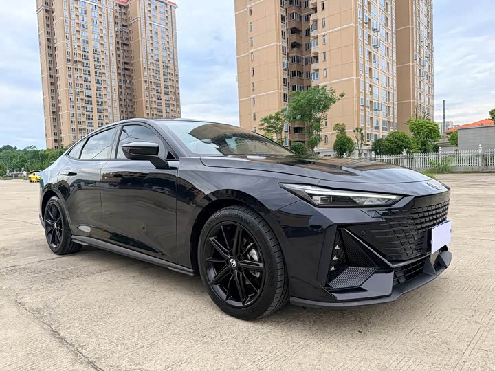 Changan UNI-V 2023 1.5 T Premium — фото 3
