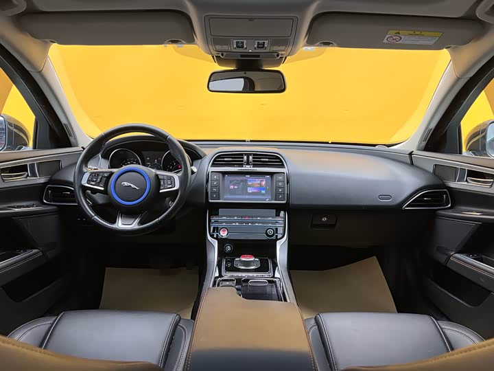 Jaguar XEL 2018 2.0 T 200 PS — фото 9