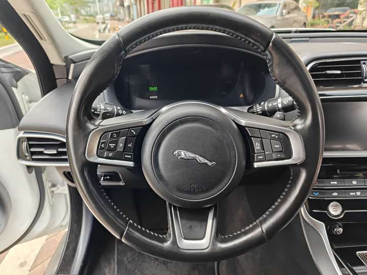 Jaguar XEL 2018 2.0 T 200 PS — фото 9