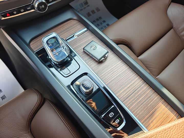 Volvo XC60 2022 B 5 4 WD — фото 15