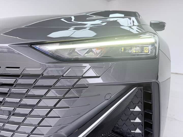 Changan UNI-V 2023 1.5 T Premium — фото 10