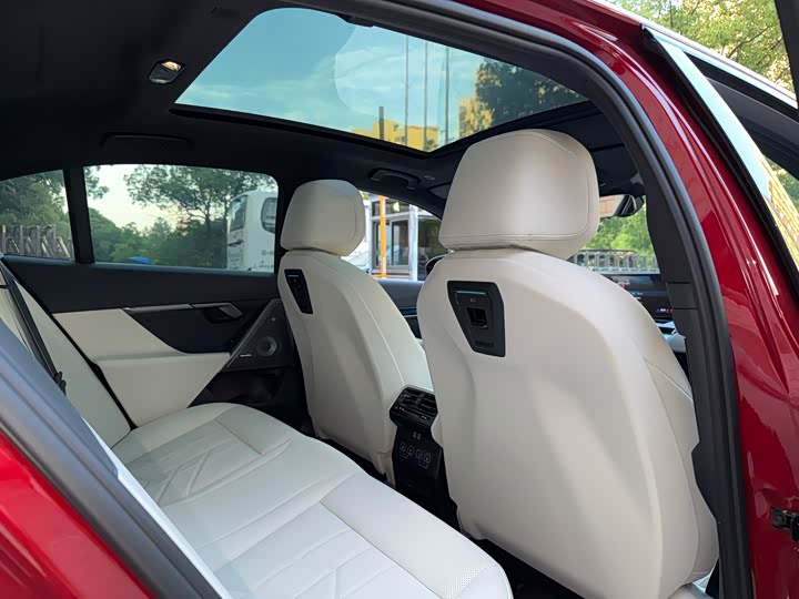 BMW i 5 M 60 2024 x Drive M 60 — фото 17