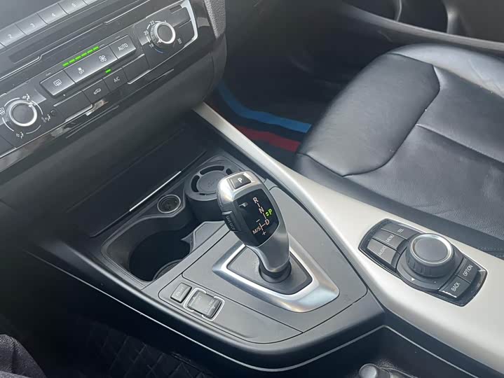 BMW 1-Series 2018 118i Leading — фото 12