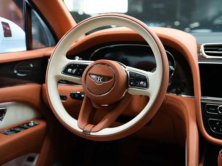 Bentley Bentayga — фото 14