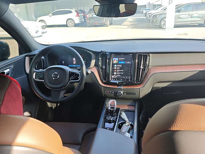 Volvo XC60 Hybrid 2025 Hybrid 4 WD — фото 12