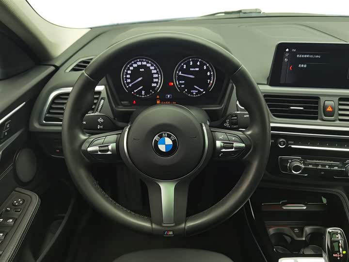 BMW 1-Series 2020 120i M — фото 11