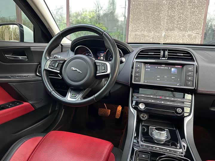 Jaguar XE 2015 2.0 T 200 PS R-Sport — фото 13
