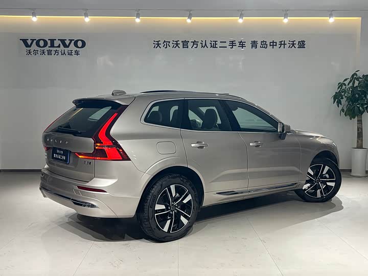 Volvo XC60 2026 B 5 4 WD — фото 3