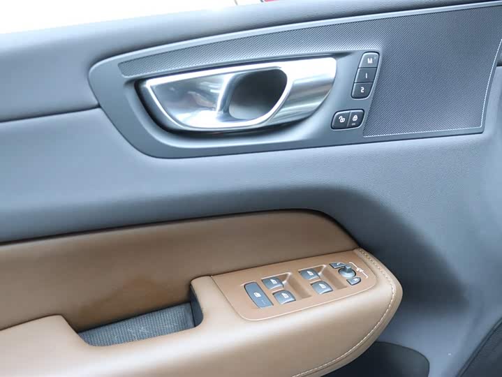Volvo XC60 2025 B 5 4 WD — фото 13