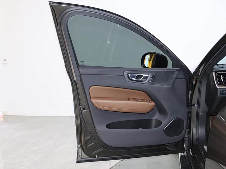 Volvo XC60 2022 B 5 4 WD — фото 13