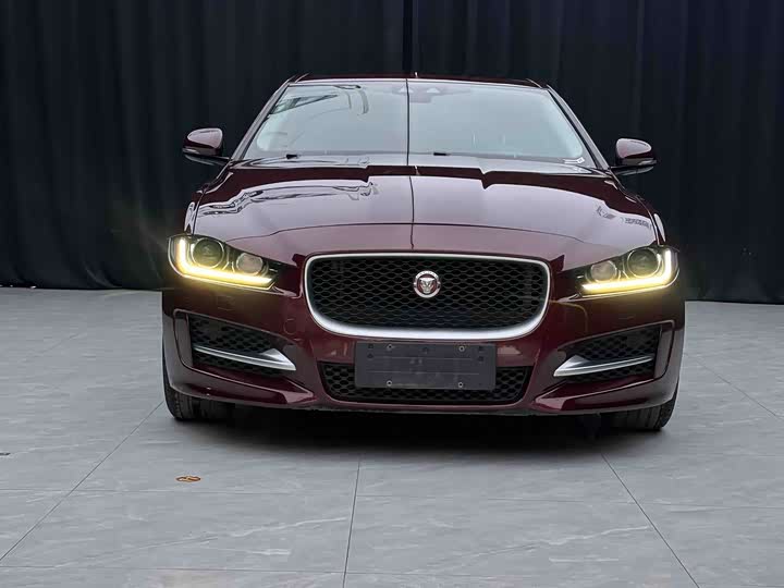 Jaguar XE 2015 2.0 T 200 PS R-Sport — фото 2