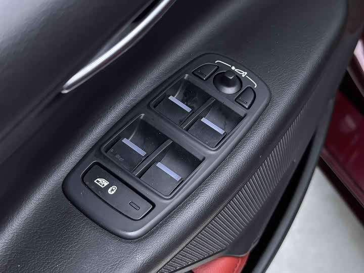 Jaguar XE 2015 2.0 T 200 PS R-Sport — фото 8