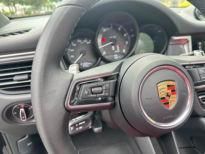 Porsche Macan 2023 Macan 2.0 T — фото 13