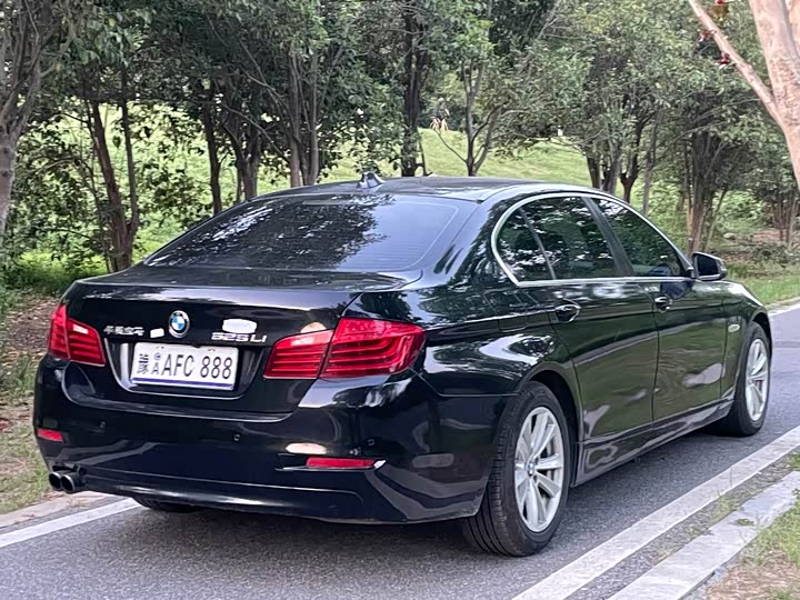 BMW 5 Series 520Li — фото 9