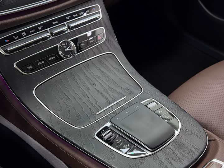 Mercedes-Benz E-Class 2020 E 300 L Luxury — фото 22