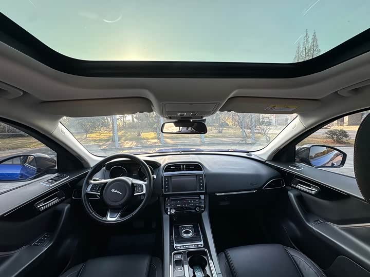 Jaguar F-PACE 2018 2.0 T 4 WD — фото 10