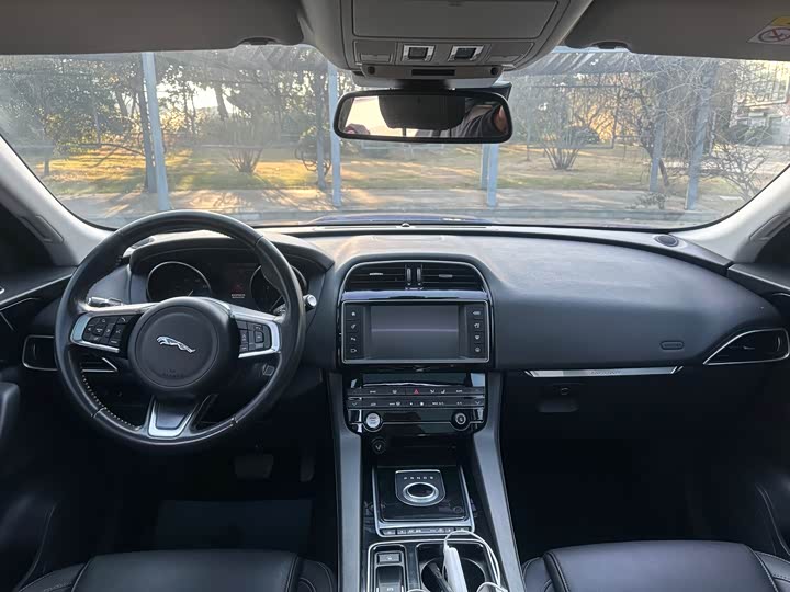 Jaguar F-PACE 2018 2.0 T 4 WD — фото 9