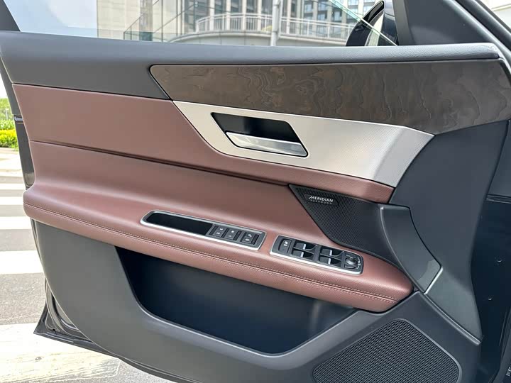 Jaguar XFL 2018 XFL 2.0 T 250 PS — фото 11