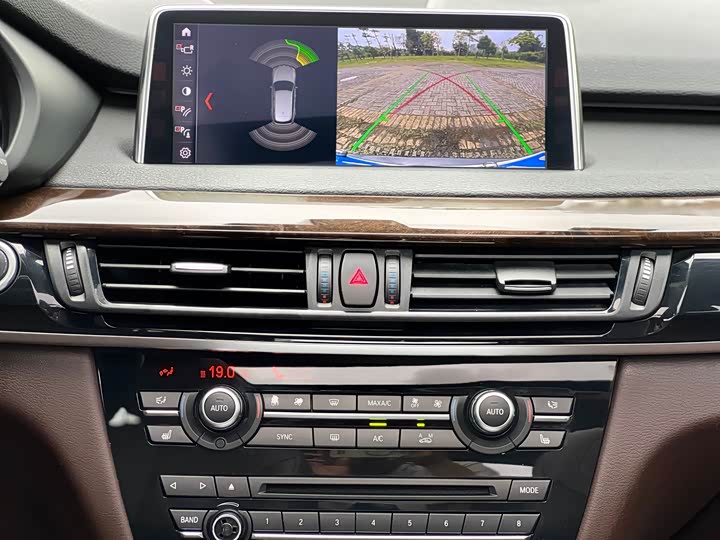BMW X5 2017 x Drive 28i — фото 12