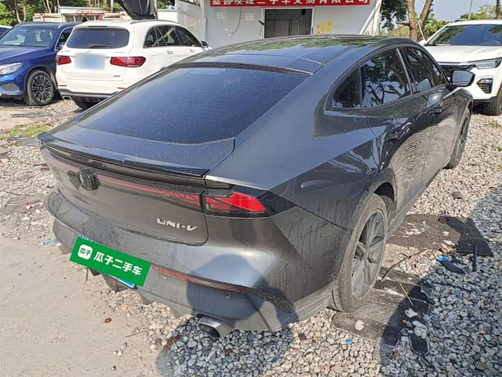 Changan UNI-V 2022 1.5 T Premium — фото 7
