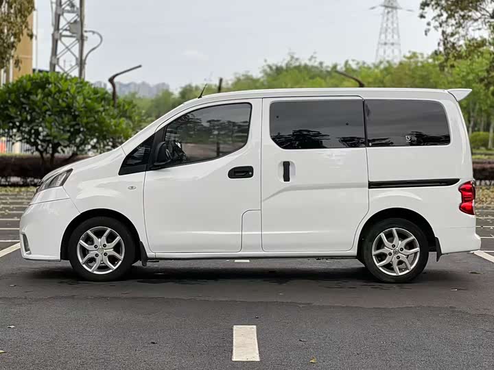 Nissan NV200 2016 1.6 L CVT — фото 5