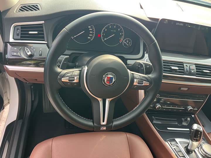 BMW 5-Series 2014 528i Leading — фото 8