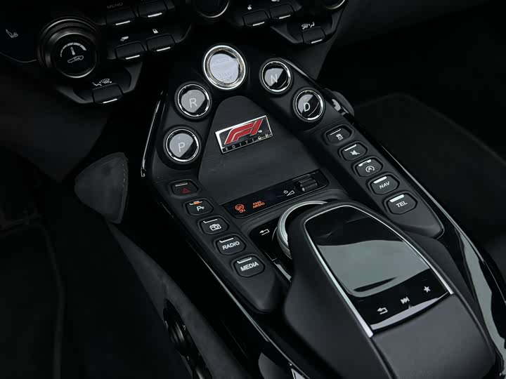 Aston Martin V8 Vantage 2022 4.0 T V 8 F 1 Edition Roadster — фото 25