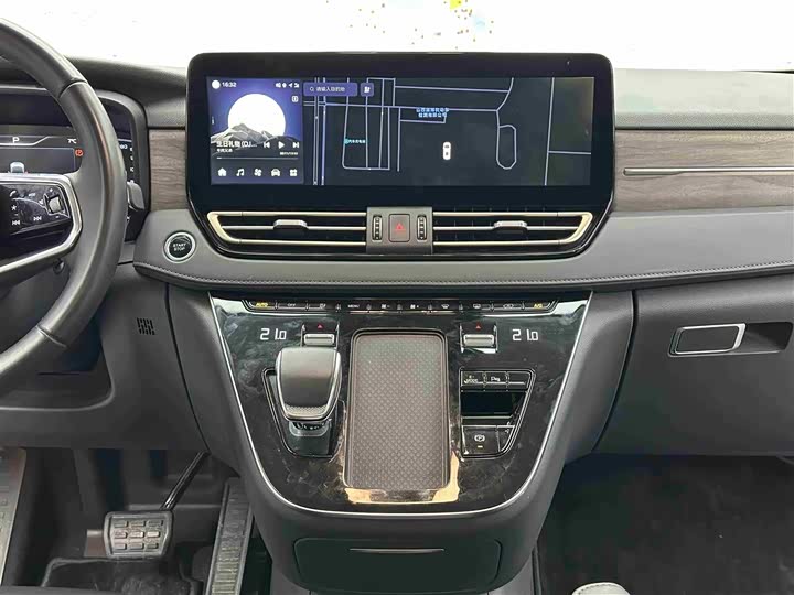 Hongqi HQ9 PHEV 2024 2.0 T 4 WD — фото 9