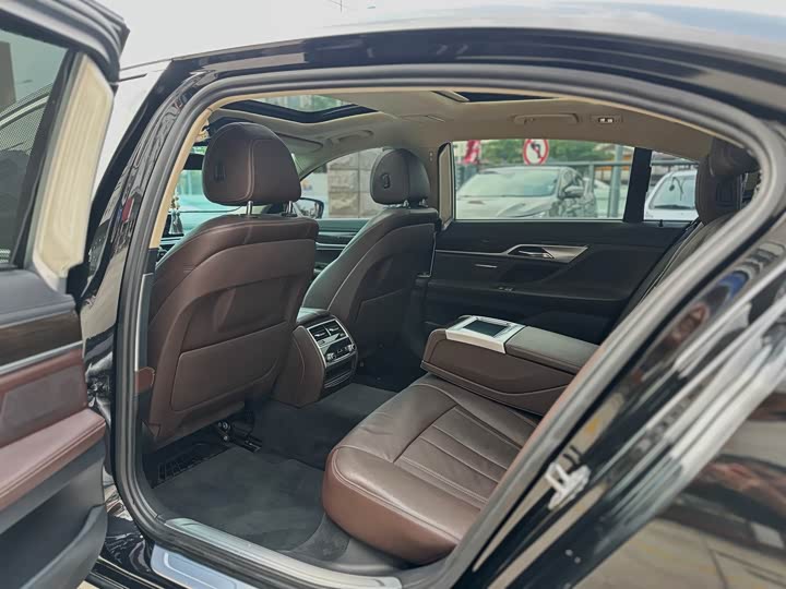 BMW 7 Series 730Li продвинутая — фото 12