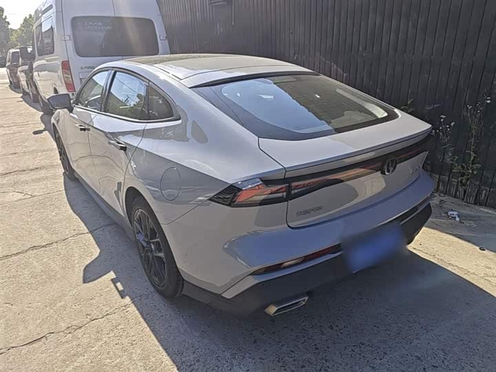 Changan UNI-V 2024 1.5 T Premium — фото 5