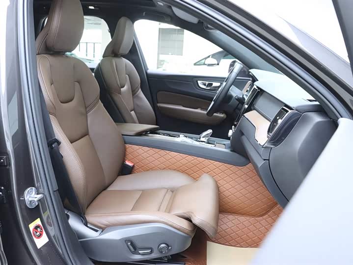 Volvo XC60 2024 B 5 4 WD — фото 19