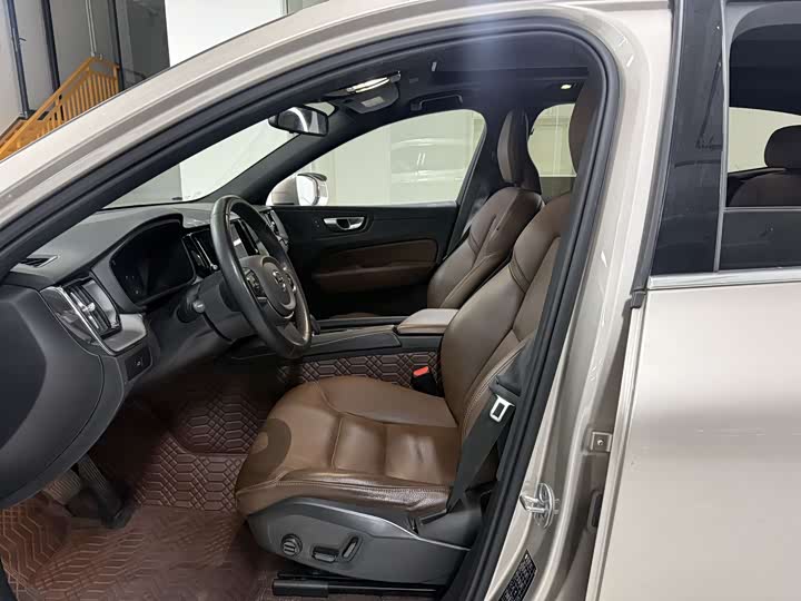 Volvo XC60 2023 B 5 4 WD — фото 11