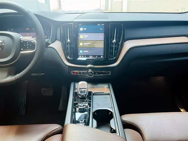 Volvo XC60 2022 B 5 4 WD — фото 10