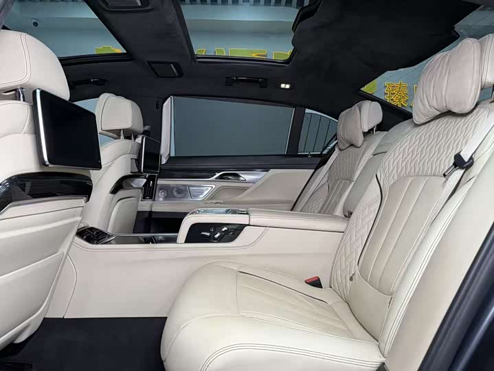 BMW 7-Series 2017 M 760 Li x Drive — фото 16