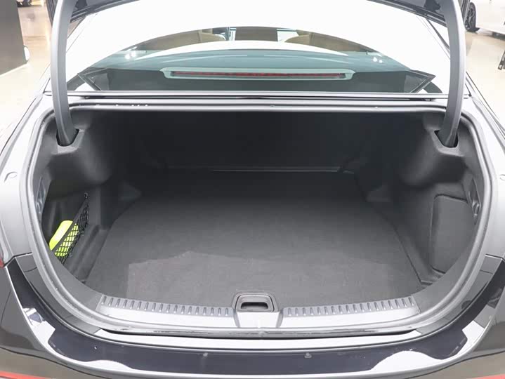 Mercedes-Benz E-Class 2026 E 300 L Luxury — фото 27