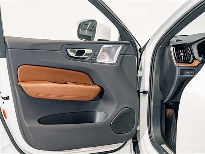 Volvo XC60 Hybrid 2025 Hybrid 4 WD — фото 19