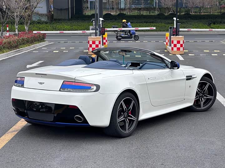 Aston Martin V8 Vantage 2017 4.7 L S — фото 14