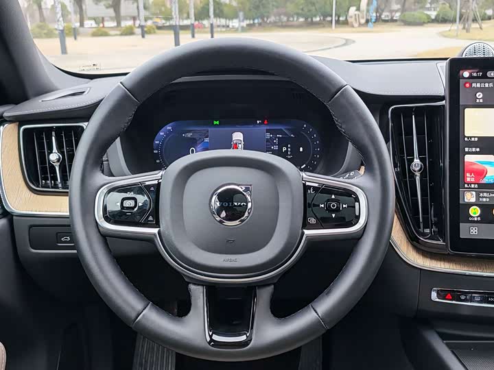 Volvo XC60 2026 B 5 4 WD — фото 30