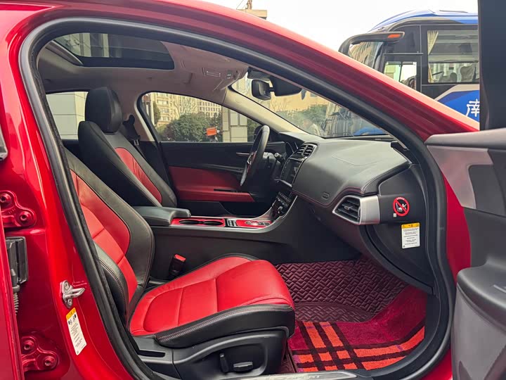 Jaguar XE 2015 2.0 T 200 PS R-Sport — фото 20