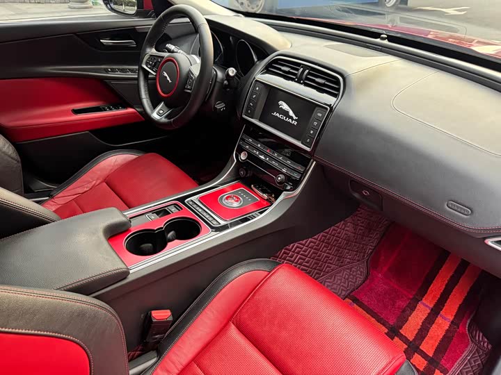 Jaguar XE 2015 2.0 T 200 PS R-Sport — фото 21