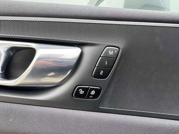 Volvo XC60 2021 T 5 4 WD — фото 31