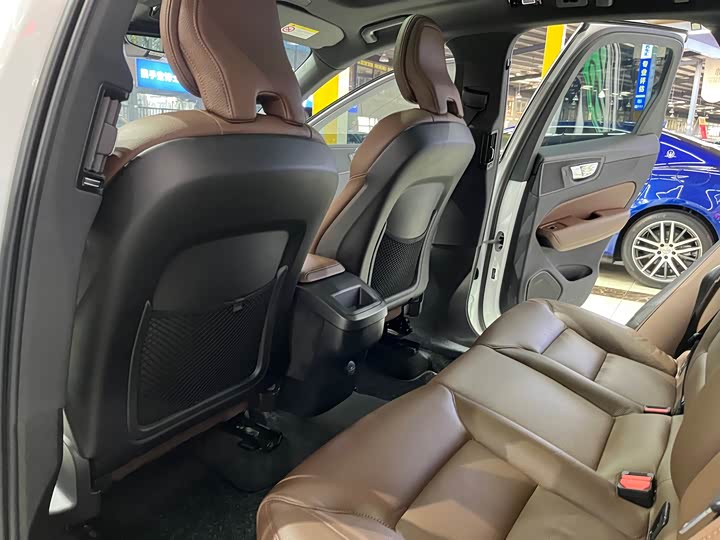 Volvo XC60 2023 B 5 4 WD — фото 11