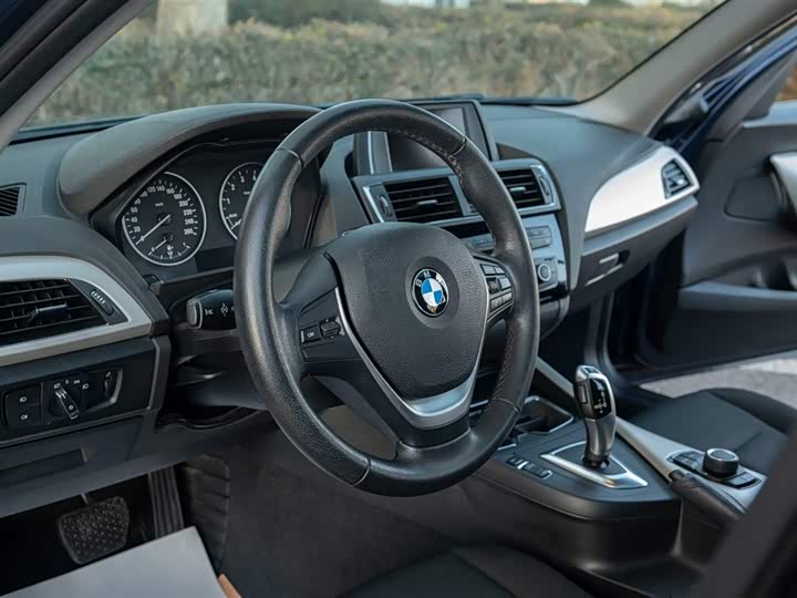 BMW 1-Series 2015 120i Leading — фото 20